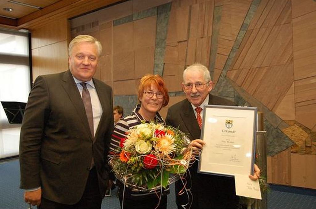 Landrat Wolfgang Spelthahn zeichnete den Nörvenicher Fritz Meister für dessen vorbildliches ehrenamtliches Engagement in der örtlichen Flüchtlingshilfe aus. Blumen gab es für Ehefrau Maria-Elisabeth Meister. 