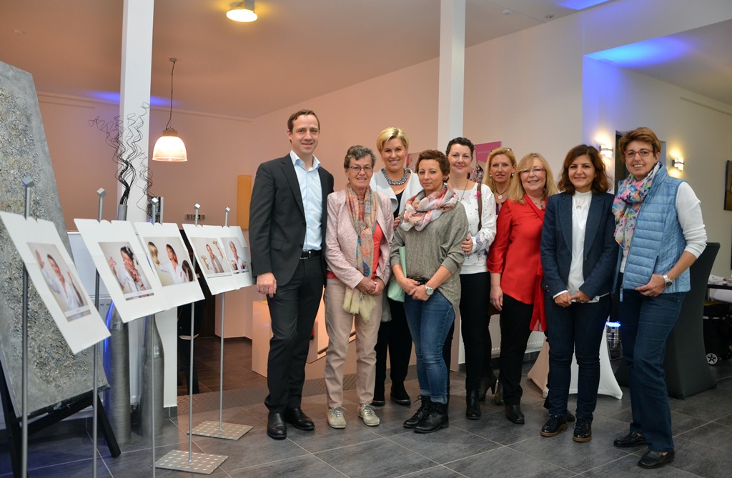 Chefarzt Dr. Sauerwald und die Autorin Nicole Staudinger (3.v.l.) freuten sich mit den Organisatorinnen und den Beteiligten an der Ausstellung „Herzenswünsche“ über einen gelungenen Patientinnentag.