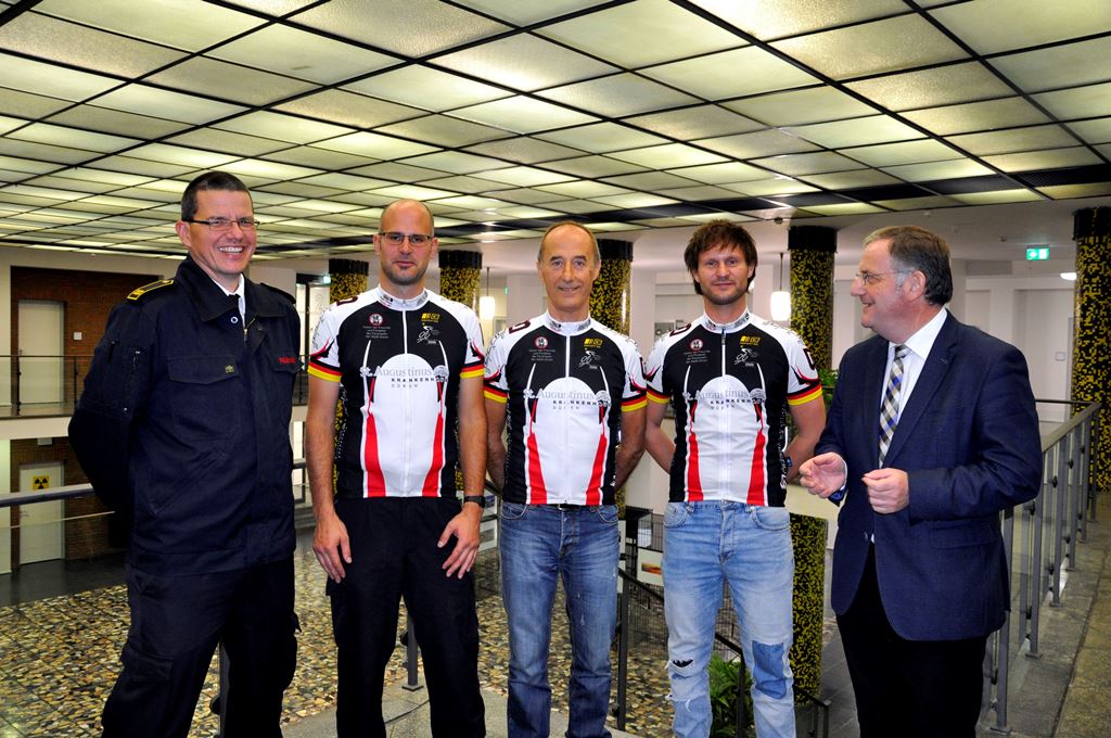 Bürgermeister Paul Larue(rechts) und Wehrleiter Johannes Rothkranz (links) gratulierten dem Mountainbike-Team zur Silbermedaille.