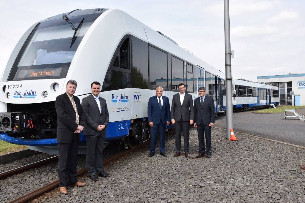 Landrat Wolfgang Spelthahn und die Geschäftsführer der Rurtalbahn stellten jetzt den neuen Alstom-Triebwagen vor. Die drei neuen Fahrzeuge werden ab dem 1. Juli zischen Düren und Linnich eingesetzt.