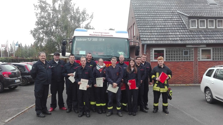 Gruppenbild der geehrten und Beförderten Mitglieder der Feuerwehr Niederzie