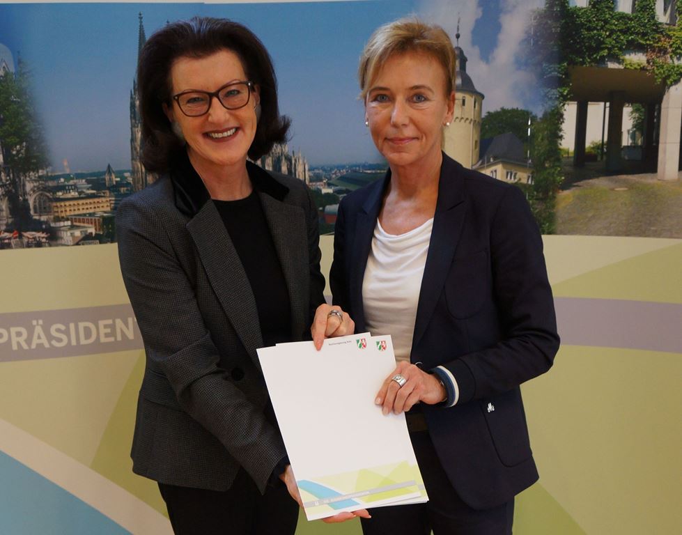 Regierungspräsidentin Gisela Walsken überreicht die Förderbescheide an die städtische Rechtsdezernentin Christine Käuffer.