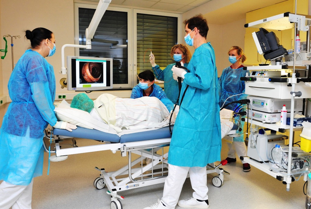 Fotos (© K. Erdem): Chefarzt Dr. med. Christoph Walter und das Endoskopie-Team während einer Untersuchung im St. Elisabeth-Krankenhaus Jülich