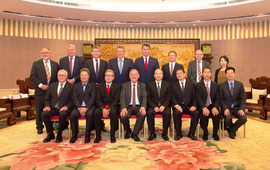 Das offizielle Foto vom Empfang der Dürener Delegation im Rathaus der Partnerstadt Jinhua. Sitzend (4.v.r.) Jinhuas Bürgermeister Jin Xuequn, (4.v.l.) Bürgermeister Paul Larue.  Foto Stadt Düren 