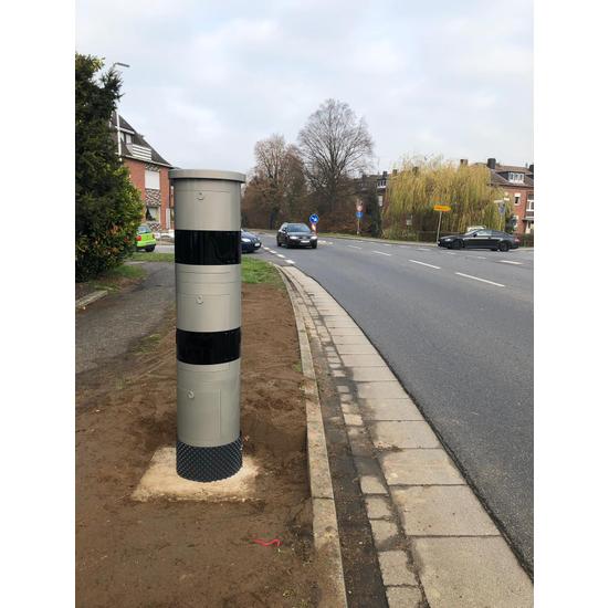 Eine der vier neuen Säulen wurde in Körrenzig an der Wiesenstraße (B 57) in Höhe der Einmündung Bahnhofstraße (Fahrtrichtung Linnich) aufgestellt. Foto: Kreis Düren 