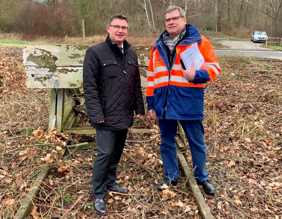 Bald kein "totes Gleis" mehr: EVS-Geschäftsführer Christian Hartrampf und Aldenhovens Bürgermeister Ralf Claßen besichtigen die Freischneidearbeiten an der demnächst reaktivierten EUREGIOBAHN-Strecke.
