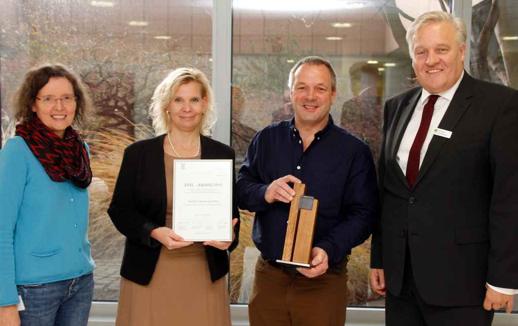 Landrat Wolfgang Spelthahn (r.) empfing mit Ruth Schultz (l./Kreis Düren)  Guido Hilger und Nina Baumann vom Dürener Unternehmen PersEU, das mit dem Eifel Award ausgezeichnet wurde. Foto: Kreis Düren