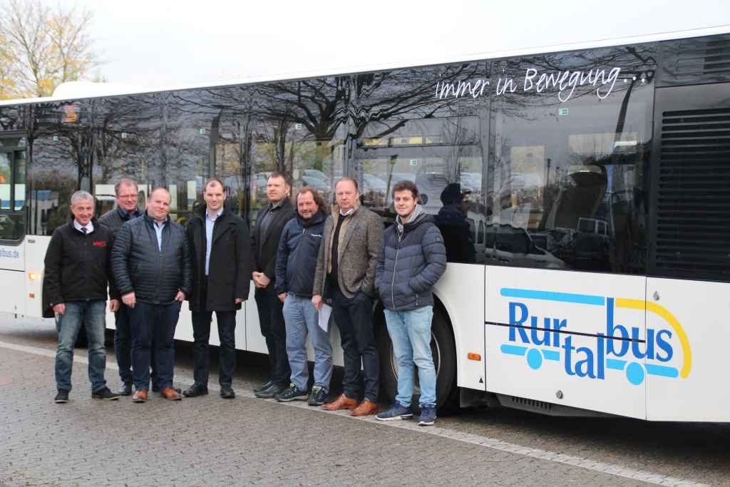 Verantwortliche der Rurtalbus GmbH und Vertreter der Subunternehmer freuen sich auf die logistische Herkulesaufgabe. Foto: Rurtalbus