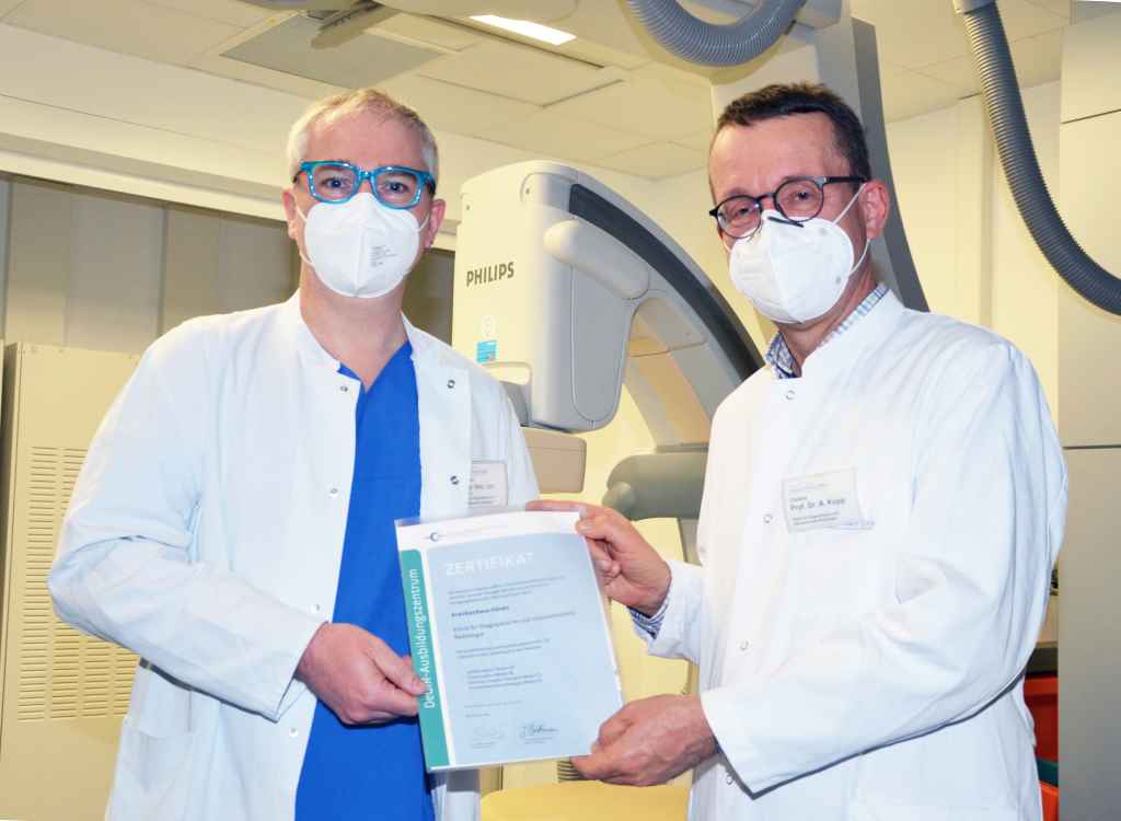 Chefarzt Prof. Andreas F. Kopp (rechts) und Oberarzt Dr. Peter Meid freuen sich über die Erweiterung des Ausbildungszertifikats für die Interventionelle Radiologie.   Foto: Krankenhaus Düren 