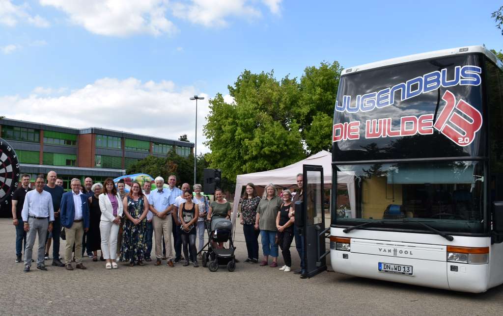 Die Vertreter der Jugendarbeit im Kreis Düren und der Politik freuen sich über den neuen Standort des Jugendbusses in Langerwehe. Foto: Kreis Düren