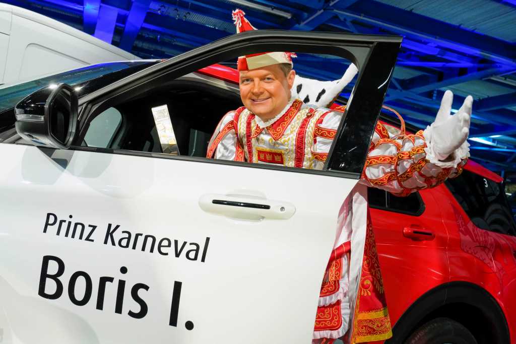 Offizielle Wagenübergabe an das Kölner Dreigestirn: Prinz Boris I. (Boris Müller) freut sich über seinen neuen Ford Explorer Plug-In-Hybrid. Fotograf: Friedrich Stark 