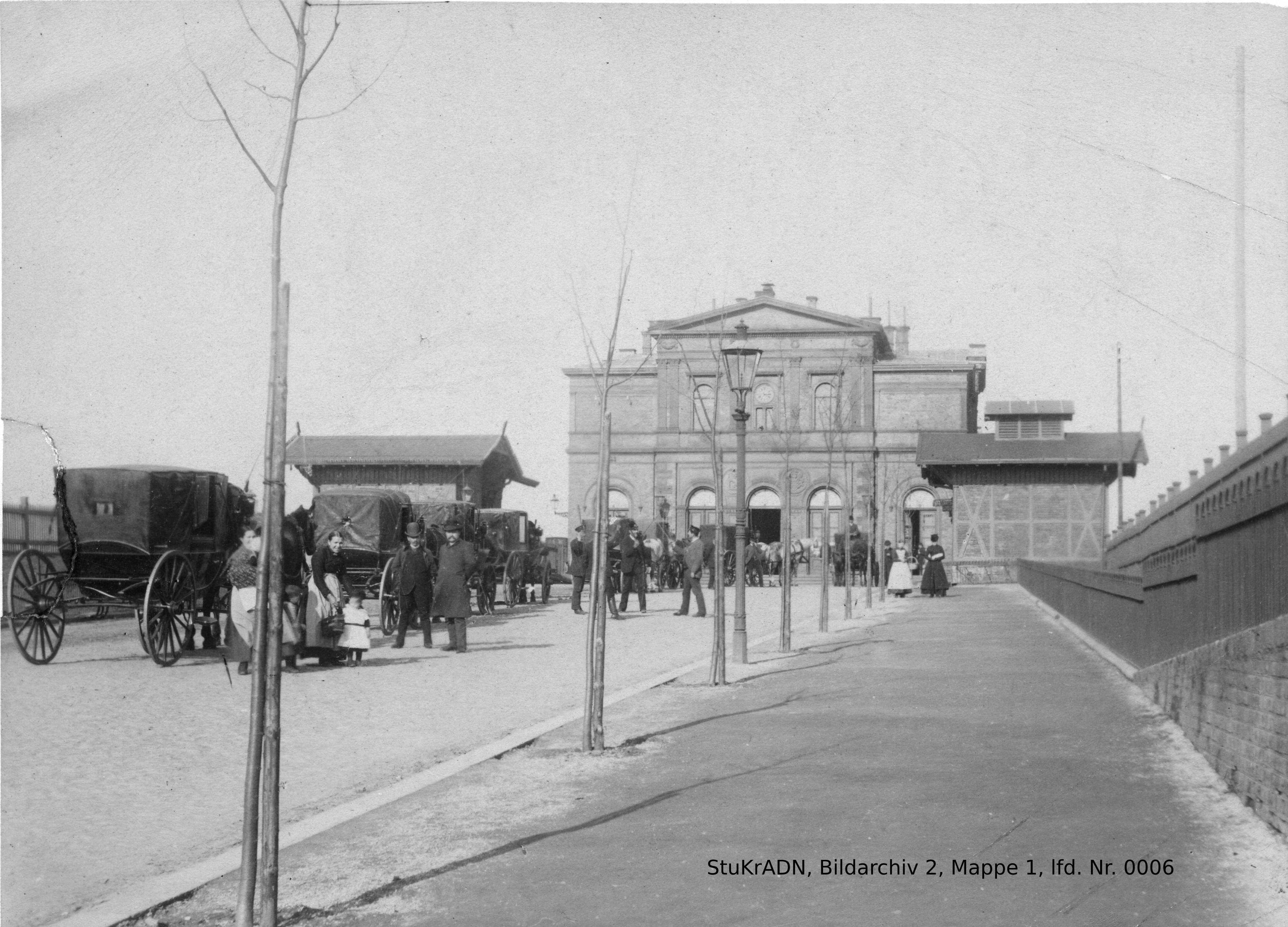Ansicht des Dürener Bahnhofsgebäudes im Jahr 1890. (Foto: Stadt- und Kreisarchiv Düren)