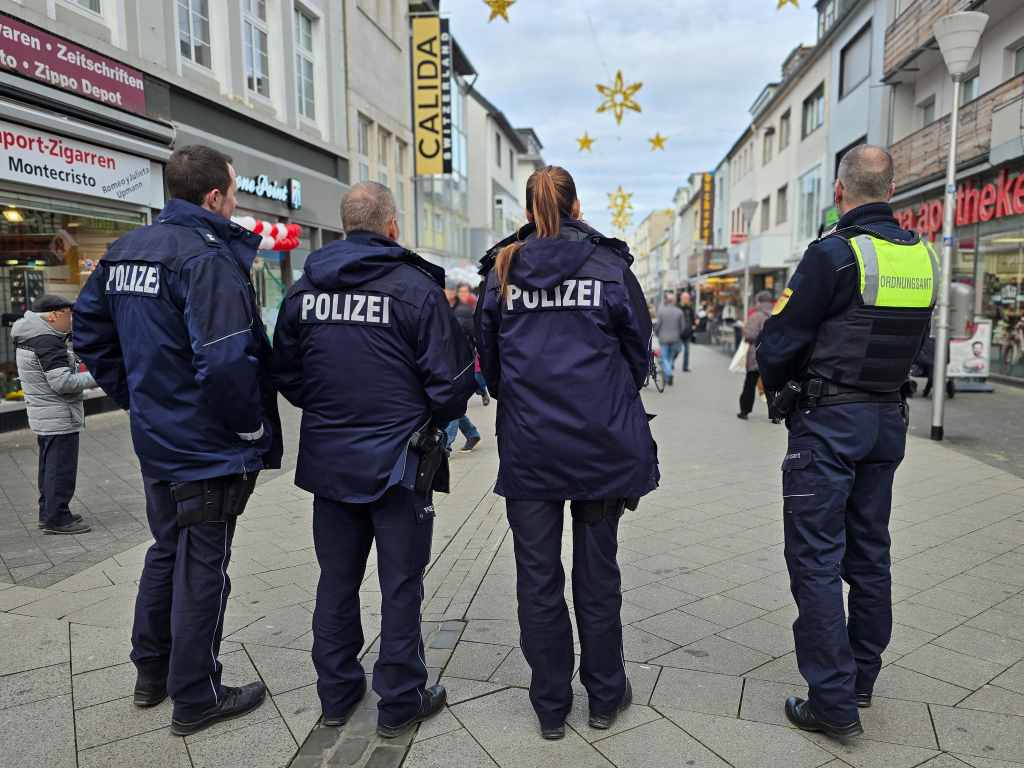 Mit einem gemeinsamen Aktionstag kontrollieren heute (18.12.2025) das Ordnungsamt der Stadt Düren und die Polizei verstärkt das E-Scooter-Fahrverbot in der Dürener Fußgängerzone. Mit einem gemeinsamen Aktionstag kontrollieren heute (18.12.2025) das Ordnungsamt der Stadt Düren und die Polizei verstärkt das E-Scooter-Fahrverbot in der Dürener Fußgängerzone.