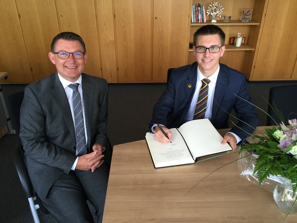 Lukas Prell (r.) trägt sich ins Ehrenbuch der Gemeinde Aldenhoven ein.