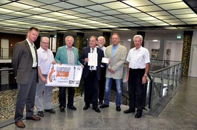 Briefmarkensammlervereinigung und Jazzclub haben sich zusammengetan und eine Sonderbriefmarke zum 25-jährigen Jubiläum der Jazztage herausgebracht.