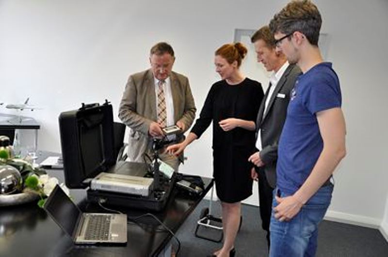 Silke Heiß erläutert Bürgermeister Paul Larue (links), Bürgerbüroleiter Hans-Jörg Feltes (2.v.rechts) und Florian Lemmes die Möglichkeiten des „Bürgerbüro-Koffers“.