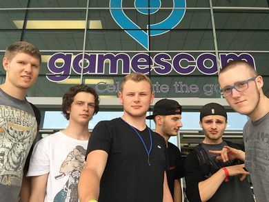 Die Jugendlichen aus Düren waren begeistert von der Atmosphäre auf der Gamescom. Bild (von links nach rechts):Simon Rüttgers von der Mobilen Jugendarbeit Düren-Süd, Rolf Müller, Michael Schlösser, Pascal Brühl, Gideon Spies und Kevin Fischer.