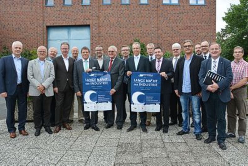 Bürgermeister Paul Larue sowie Vertreterinnen und Vertreter der städtischen Wirtschaftsförderung, der WIN.DN und der beteiligten Unternehmen stellten jetzt den Programmablauf für die „Lange Nacht der Industrie“ am 29. Oktober vor.