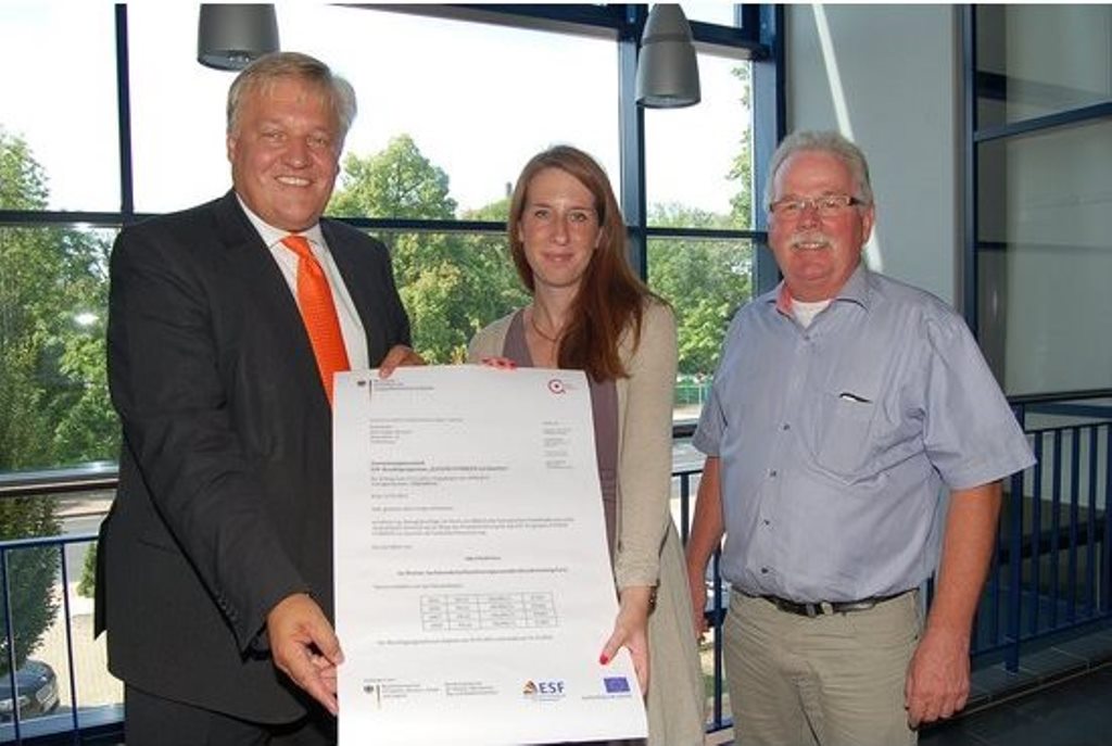 Der Bewilligungsbescheid über 650.000 Euro ist da: Landrat Wolfgang Spelthahn, Karina Umlauf und Gregor Dürbaum (v.l.) freuen sich über die Fördermittel, die für ein Projekt im Rahmen des Bundesprogramms "JUGEND STÄRKEN im Quartier" eingesetzt werden. 