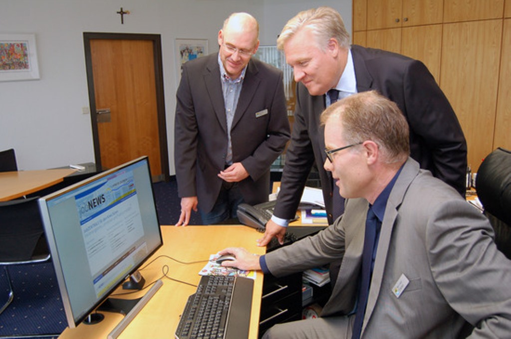 Job-com-Amtsleiter Karl-Josef Cranen (sitzend), Landrat Wolfgang Spelthahn und Sachbereichsleiter Bernhard Stier freuen sich über die Job-Zentrale. In dem Internetportal kann jedermann gezielt nach offenen Stellen in der Region suchen. 