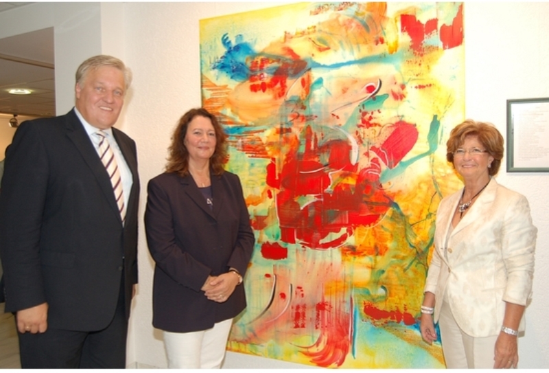 Muna Götze (Mitte) verleiht dem Kreishaus Düren mit ihren Bildern Glanz. Landrat Wolfgang Spelthahn und Käthe Rolfink würdigten die Nideggener Künstlerin während der Vernissage. 