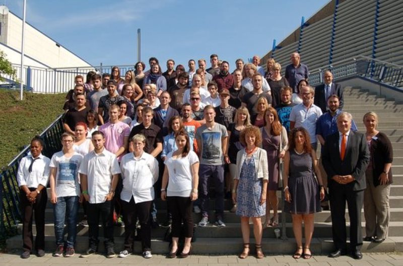 Anfang August sind 55 arbeitslose job-com-Kunden in ihre Berufsausbildungen in außerbetrieblichen Einrichtungen gestartet. Landrat Wolfgang Spelthahn ermutigte sie, diese außergewöhnliche Chance zu nutzen. 
