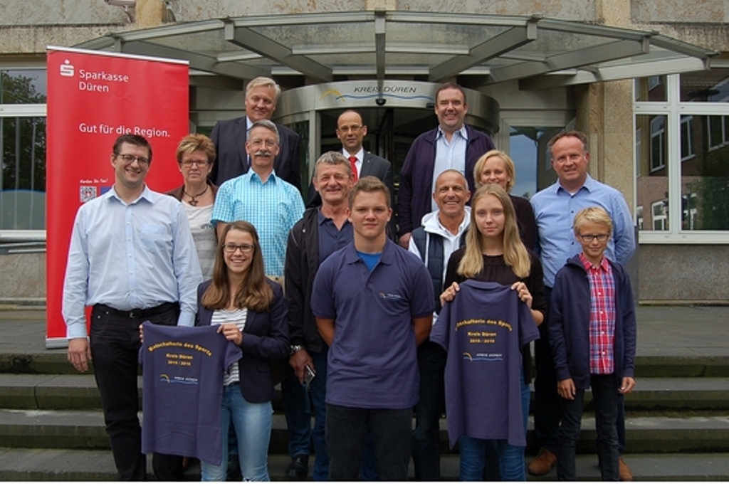 Landrat Wolfgang Spelthahn ernannte die Judoka Eva Jungbluth (vorne, v.l.), den Ringer Jakob Kämper und die Leichtathletin Jasmin Gurski zu Botschaftern des Sports des Kreises Düren 2015/16. Eltern und Trainer gehörten zu den ersten Gratulanten. 