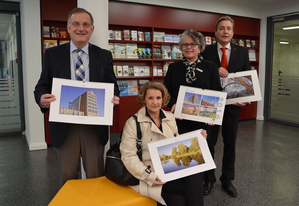 Bildunterschrift (v.l.n.r.): Bürgermeister Paul Larue, Fotografin Claudia Latotzki, Sabine Briscot-Junkersdorf (Marketing Stadt Düren) und Uwe Willner (Vorstandsvorsitzender der Sparkasse Düren) zeigen Motive aus dem Düren-Kalender 2015.