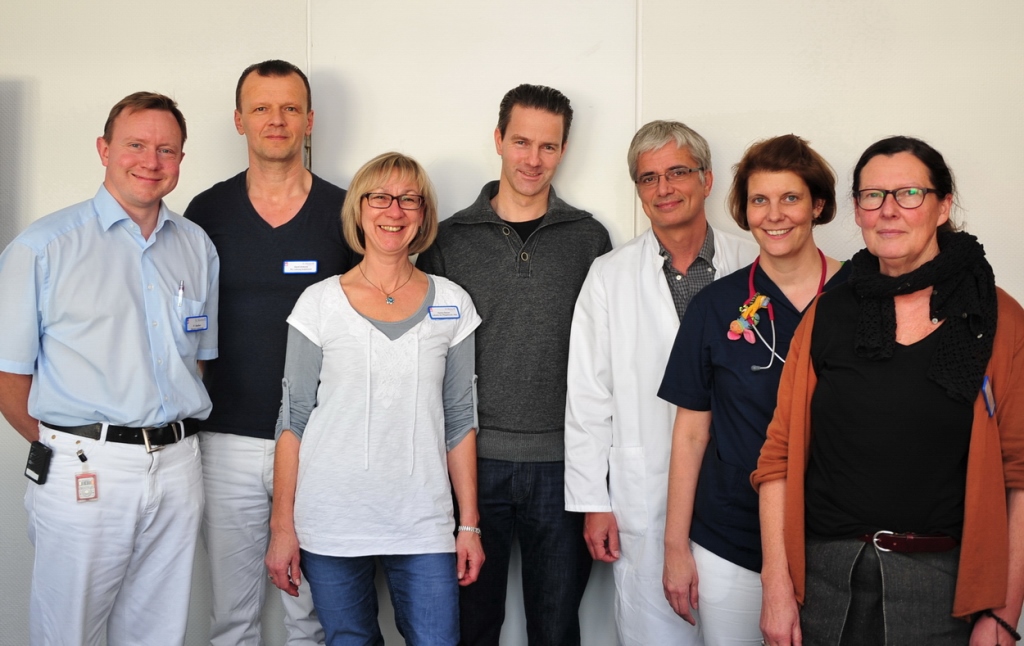 Foto (© K. Erdem): Die Mitglieder der Ethikkommission am St. Marien-Hospital Düren: v.l. Peter Nießen (Oberarzt Anästhesie/Intensivmedizin), Gerd Antons (Pflegerische Leitung Anästhesie), Verena Breuer (Lehrerin Pflegeberufe), Gerd Mays (Pflegerische Leitung Intensivstation), Dr. med. Rainer Terhorst (Chefarzt Anästhesie/Intensivmedizin), Dr. med. Kathrin Mareike Hauck (Oberärztin Pädiatrie), Doris Kobecke (Dipl.-Sozialarbeiterin und Psychoonkologin (PSO)). Nicht im Bild: Ursula Heck (Seelsorgerin), Elke Kaufhold (Oberärztin Geriatrie)