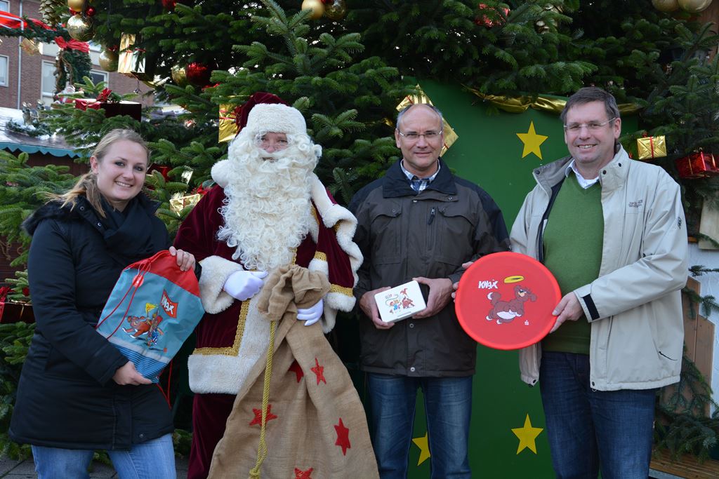 Foto: Gemeinsam mit Melanie Müller (li.), Frank Blumenthal (2.v.r.) und Achim Greiff (re.) von der Stadt Düren hat sich der Weihnachtsmann auf seine Besuche in Düren bestens vorbereitet.