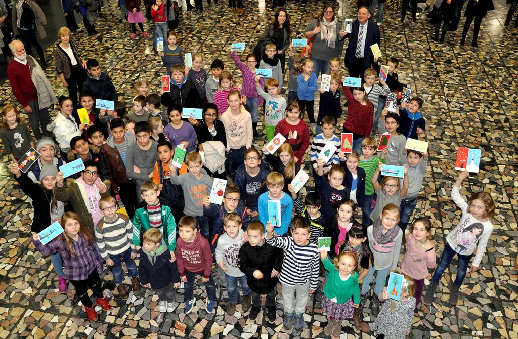 Foto: Im Rathausfoyer zeigten die Kinder die Weihnachtskarten, die sie gemalt haben.