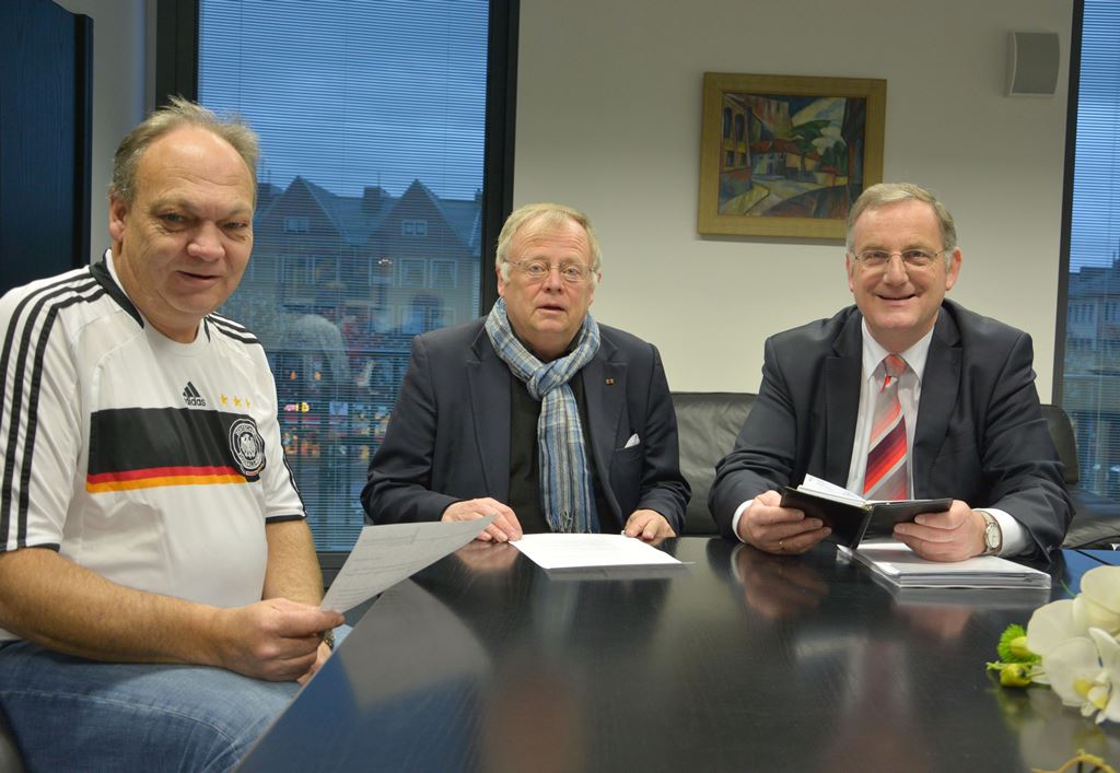 Foto: (v.l.) Gerhard Suhr und Rolf Delhougne einigten sich auf Vermittlung von  Bürgermeister Paul Larue auf eine Terminregelung der Sommerveranstaltungen.