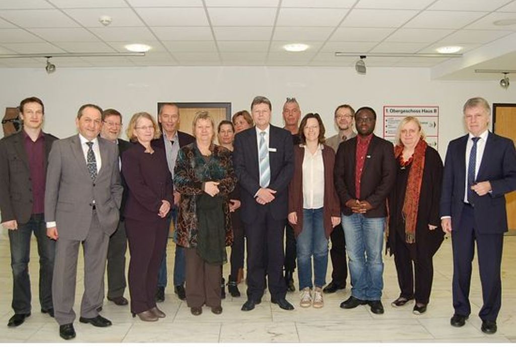 NRW-Schulministerin Sylvia Löhrmann informierte sich im Kreishaus Düren bei Kreisdirektor Georg Beyß und vielen weiteren Gesprächspartnern über die Integration von ausländischen Kindern und Jugendlichen in die hiesigen Schulen. 