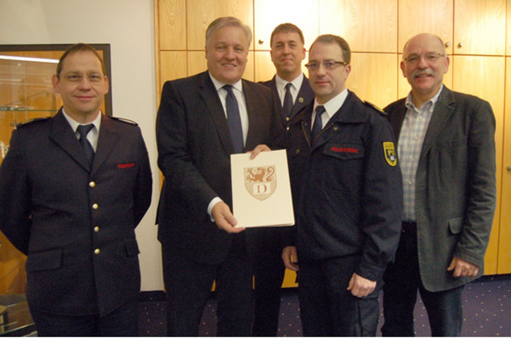 Landrat Wolfgang Spelthahn (2.v.l.) überreichte Jan Bietendüfel (2.v.r.) die Bestellungsurkunde, die ihn für weitere sechs Jahre zum Stellvertretenden Kreisbrandmeister macht. Zu den Gratulanten gehörten seine Kollegen Karlheinz Eismar (l.) und Rudolf Esser (Mitte) sowie Kreisdezernent Peter Kaptain (r.). 