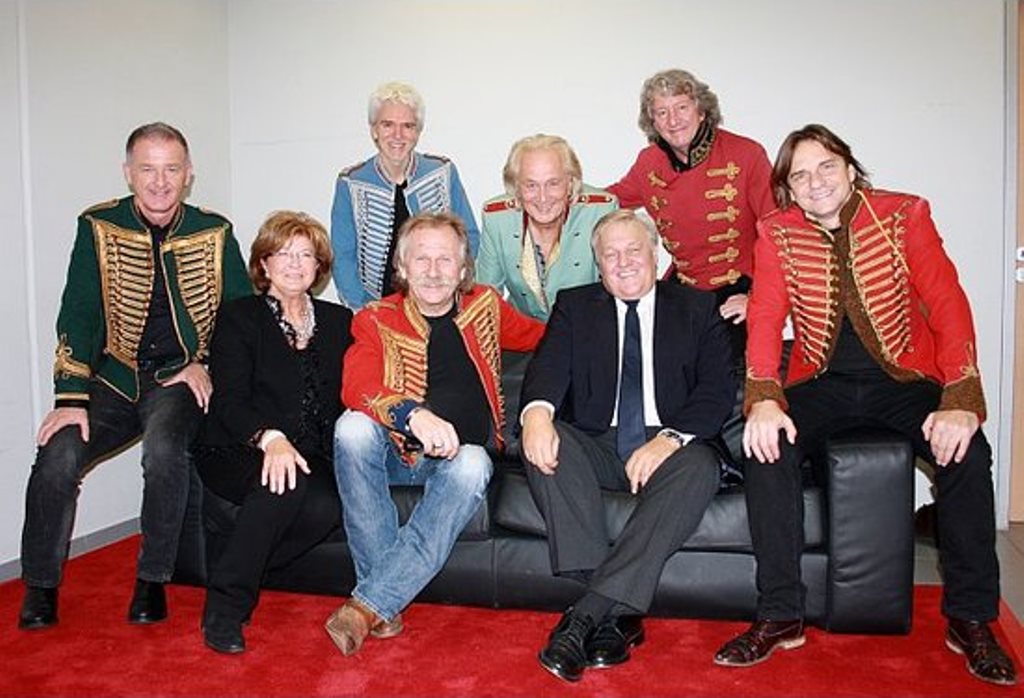 Die Höhner, Landrat Wolfgang Spelthahn und KIK-Vorsitzende Käthe Rolfink freuen sich auf "Funambola - Capriolen des Lebens". Karten für das Gastspiel der Höhner Rockin' Roncalli Show im Mai 2016 gibt es bereits an allen bekannten Vorverkaufsstellen. 