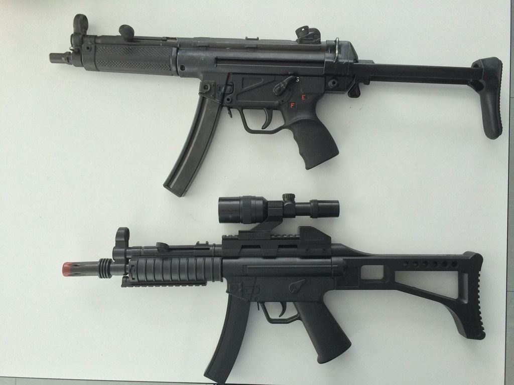 Welches ist die echte Waffe? Oben die von der Polizei verwendete Maschinenpistole, unten die bei den Kindern sichergestellte Waffe 