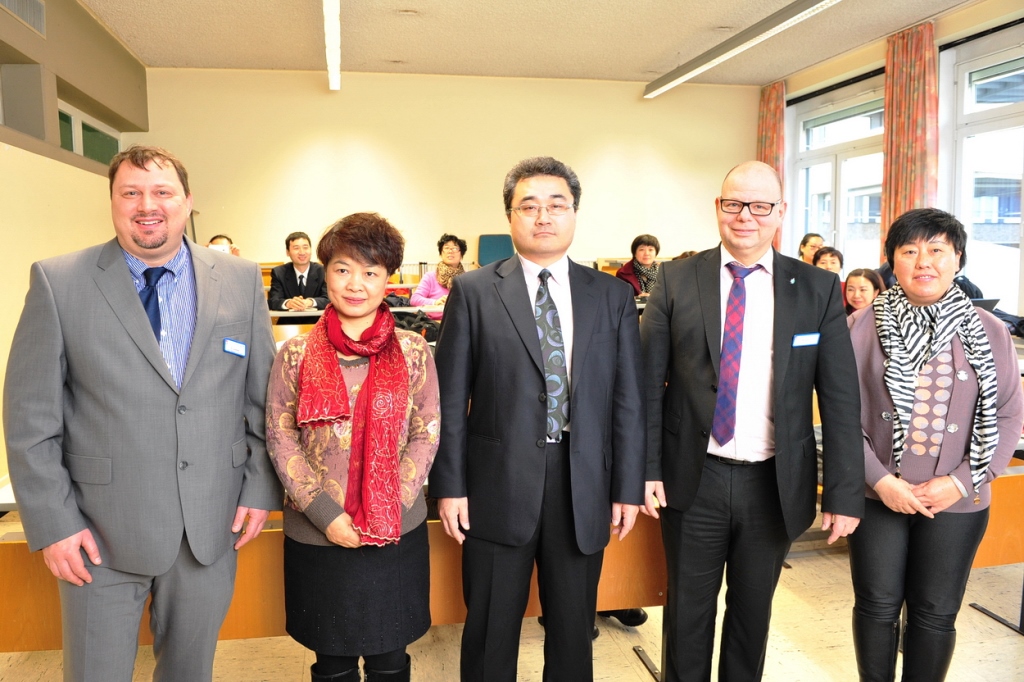 Foto (© K. Erdem) v.l.: Dominik Lindner (Leitung Medizincontrolling St. Marien-Hospital), Wang Huiyan (Direktorin der zentralen Krankenversicherungen des Districts Xixheng in Peking), Delegationsleiter Ao Li (Direktor der zentralen Krankenversicherungen der Stadt Peking), Michael Hanke (kfm. Direktor St. Marien-Hospital) und Aijun Deng (Direktorin der zentralen Sozialversicherungen des Districts Tongzhou in Peking)