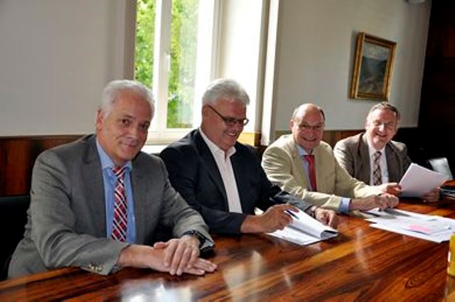 Von links: Michael Linn und Heinz Mannheims von der Wirtschaftsförderung erläuterten gemeinsam mit VIV-Geschäftsführer Hans-Harald Sowka und Bürgermeister Paul Larue die Ergebnisse der Befragungsaktion.