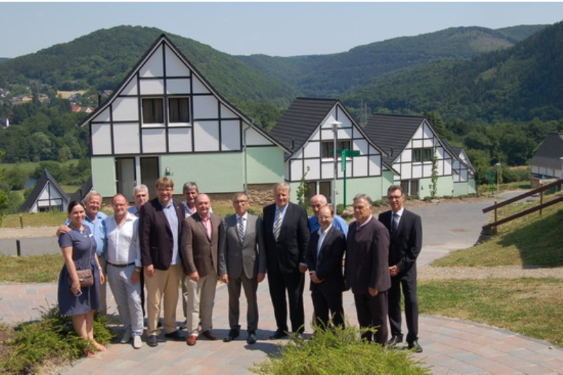 Die Firma Real Estate Stuttgart hat im Heimbacher Feriendorf ein Büro eingerichtet, um Menschen anzusprechen, die ihr Geld in Immobilien investieren möchten. Bei der Eröffnung waren auch Landrat Wolfgang Spelthahn und Heimbachs Bürgermeister Peter Cremer zu Gast. 