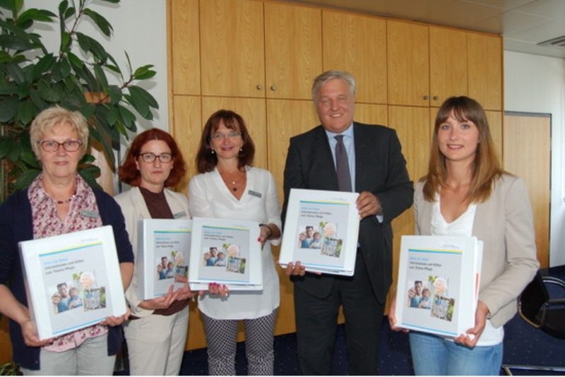 Viele allgemeine und ortsbezogene Informationen enthält der Pflegeordner des Kreises Düren, den Landrat Wolfgang Spelthahn mit seinen Kolleginnen präsentiert. Ansprechpartnerinnen sind (v.l.) Pflegelotsin Maria Franken und Jutta Bensberg-Horn.