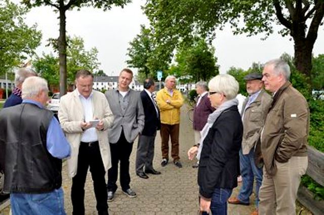 Beim Rundgang durch Düren-Süd wurden unter anderem Neubaugebiete, Spiel- und Sportplätze besichtigt und Anliegen diskutiert.