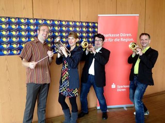 „Düren Summer Brass“ bringt vom 26. Bis 28. Juni musiksalischen Schwung in die Rurstadt. Martin Schädlich, Nicole Kruth von der Sparkasse Düren, Organisator Stefan Knodel vom Dürener Kulturbetrieb und Kulturbetriebsleiter Dieter Powitz geben schon mal ein paar Takte vor.