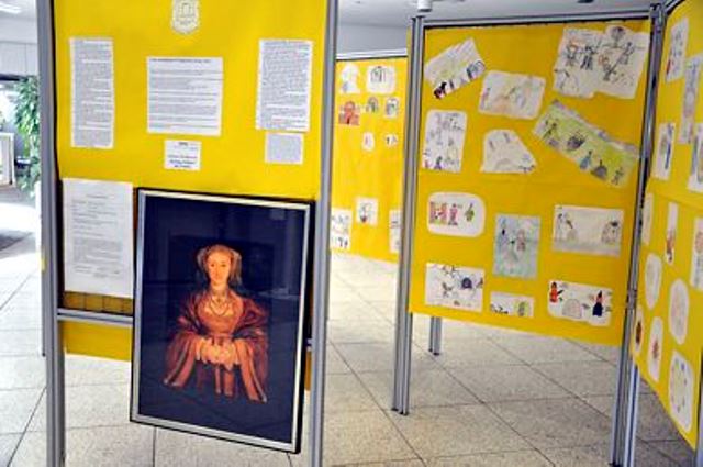 Die Schülerinnen der Angela-Schule ließen sich von den Geschichten rund um König Arthur inspirieren.