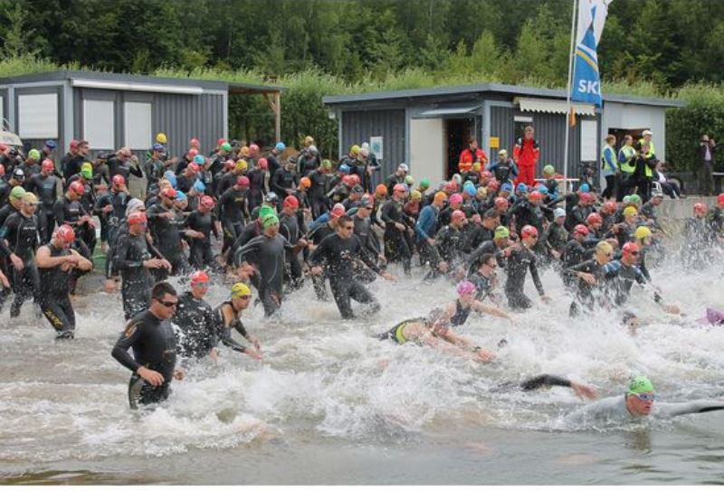 Mit dem Sprung in den Blausteinsee begann auch der 8. indeland-Triathlon.
