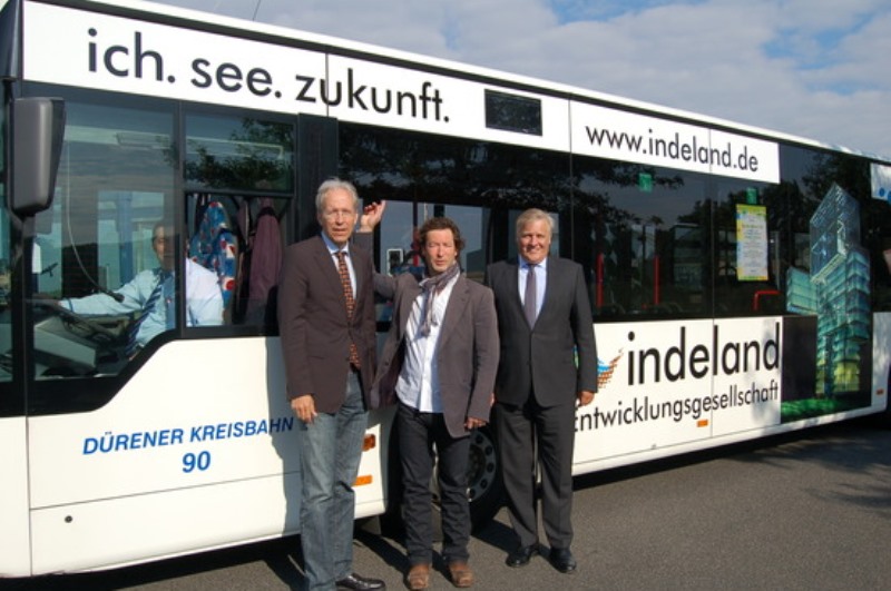 indeland - ich. see. zukunft.: Unter diesem Motto tritt die Entwicklungsgesellschaft ab sofort in der Öffentlichkeit auf. Landrat Wolfgang Spelthahn und indeland-Geschäftsführer Jens Bröker (v.r.) dankten dem Kommunikationsexperten Prof. Christoph Scheller für die fachliche Unterstützung bei der Entwicklung des Slogans. 