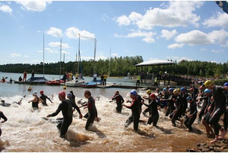 Um 10 Uhr beginnt am Sonntag, 21. Juni, der 8. indeland-Triathlon mit dem Schwimmen im Blausteinsee. 
