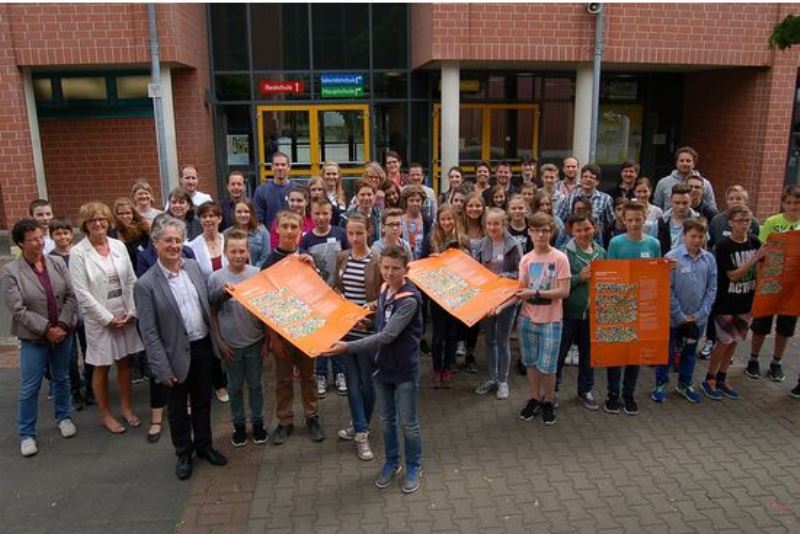 40 Schüler und 20 Lehrer von zehn Schulen haben am Schulzentrum Kreuzau mit ihrer Ausbildung als Medien-Scouts begonnen. Als Multiplikatoren sollen sie anderen anschließend zeigen, wie man das Internet möglichst sicher und effektiv nutzt. 