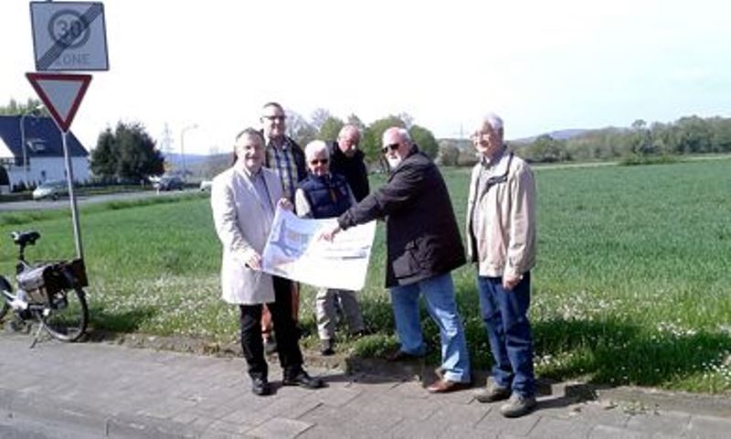 Gemeinsam mit interessierten Bürgern und dem Bezirksausschussvorsitzenden Raphael Schauerte (2.v.rechts) war Bürgermeister Paul Larue am Samstag in Niederau unterwegs.