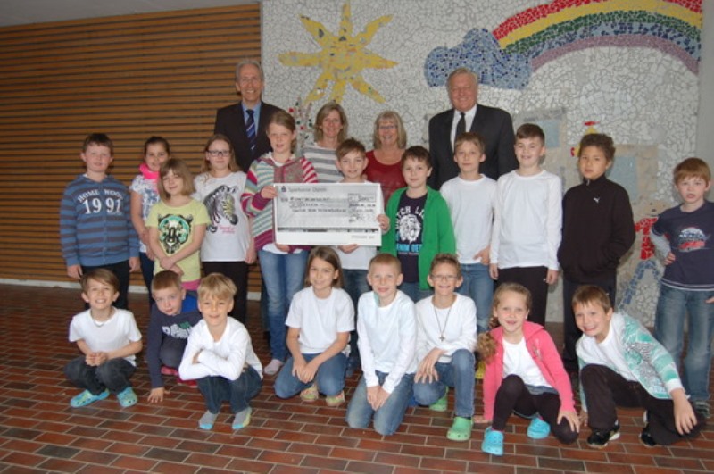 Landrat Wolfgang Spelthahn und Jens Bröker überreichten den Schülern der Ellener Grundschule "Unter dem Regenbogen" zum goldenen Jubiläum einen Scheck über 500 Euro. Damit bezahlen die Nachwuchsartisten ihre Lehrmeister vom Mitmachzirkus "Phantasia". 