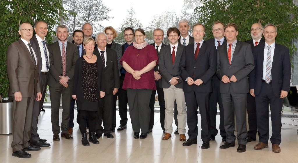 Einweihung der neuen Laborplattform HEMCP im Forschungszentrum Jülich mit dem Parlamentarischen Staatssekretär im Bundesforschungsministerium Thomas Rachel MdB (5.v. r.), Dr. Georg Menzen, Leiter des Referats Energieforschung und Projektförderung im Bundesministerium für Wirtschaft und Energie (2.v.l.) und Axel Fuchs, Bürgermeister der Stadt Jülich (3. v. r.). Copyright: Forschungszentrum Jülich